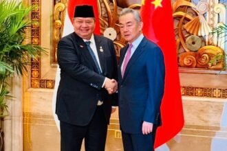 Airlangga Hartarto dan Wang Yi memperkuat kemitraan strategis Indonesia-Tiongkok melalui kerja sama ekonomi, AI, dan dukungan menuju APEC 2026.
