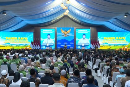 Presiden Prabowo Subianto menghadiri Panen Raya TNI di Malang dan menegaskan komitmen memperkuat ketahanan pangan serta membangun Indonesia melalui persatuan.