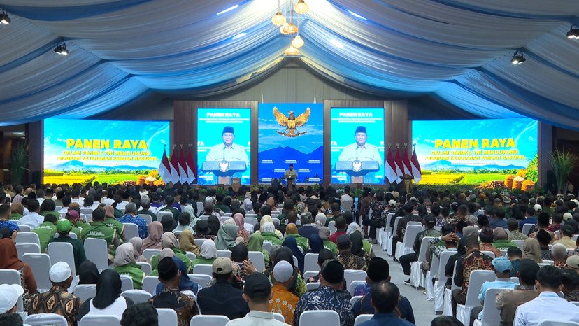 Presiden Prabowo Subianto menghadiri Panen Raya TNI di Malang dan menegaskan komitmen memperkuat ketahanan pangan serta membangun Indonesia melalui persatuan.