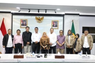 Menteri Pertanian Andi Amran Sulaiman menggandeng Unesa mengembangkan benih kedelai unggul berpotensi menghasilkan hingga 6 ton per hektare demi mempercepat swasembada nasional.