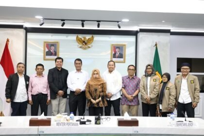 Menteri Pertanian Andi Amran Sulaiman menggandeng Unesa mengembangkan benih kedelai unggul berpotensi menghasilkan hingga 6 ton per hektare demi mempercepat swasembada nasional.