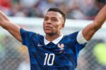 Kylian Mbappé tampil gemilang dengan dua gol saat Prancis mengalahkan Swedia 3-0 pada babak 32 besar Piala Dunia 2026 sekaligus mencetak rekor baru yang belum pernah diraih pemain lain dalam sejarah turnamen.