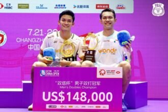 Fajar Alfian dan Muhammad Shohibul Fikri menjuarai China Open 2026 setelah menaklukkan pasangan nomor satu dunia sekaligus menyempurnakan raihan dua gelar beruntun.