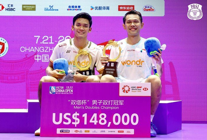 Fajar Alfian dan Muhammad Shohibul Fikri menjuarai China Open 2026 setelah menaklukkan pasangan nomor satu dunia sekaligus menyempurnakan raihan dua gelar beruntun.