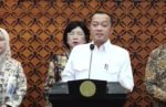 Perry Warjiyo resmi mengundurkan diri sebagai Gubernur Bank Indonesia, sementara Destry Damayanti ditunjuk sebagai pelaksana tugas hingga pemerintah menetapkan gubernur definitif.