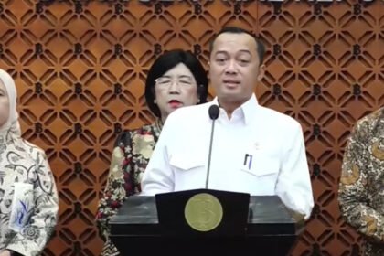 Perry Warjiyo resmi mengundurkan diri sebagai Gubernur Bank Indonesia, sementara Destry Damayanti ditunjuk sebagai pelaksana tugas hingga pemerintah menetapkan gubernur definitif.