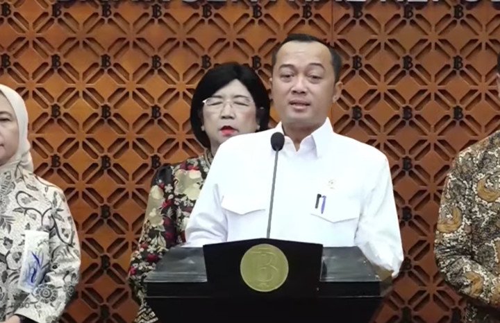 Perry Warjiyo resmi mengundurkan diri sebagai Gubernur Bank Indonesia, sementara Destry Damayanti ditunjuk sebagai pelaksana tugas hingga pemerintah menetapkan gubernur definitif.