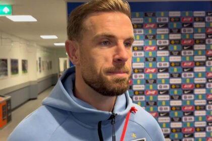 Jordan Henderson dikabarkan menjadi target Chelsea pada bursa transfer musim panas, memunculkan perdebatan soal loyalitas mantan kapten Liverpool.