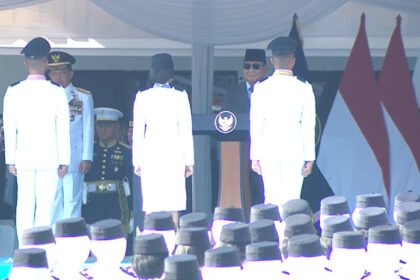 Presiden Prabowo Subianto melantik 1.204 Pamong Praja Muda IPDN Angkatan XXXIII Tahun 2026 di Kampus IPDN Jatinangor dan menekankan pelayanan publik yang bersih serta bebas birokrasi berbelit.