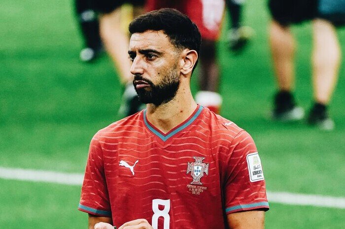 Bruno Fernandes menjadi sasaran kritik usai Portugal tersingkir dari Piala Dunia 2026. Tuduhan sabotase terhadap Cristiano Ronaldo memicu polemik di media sosial.