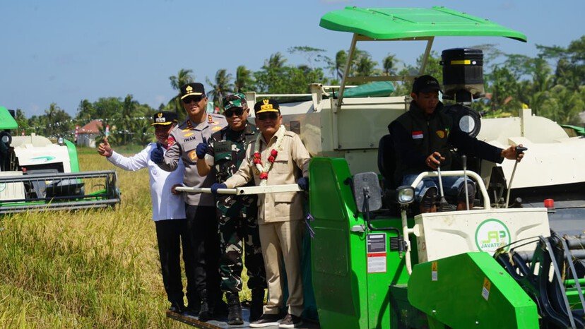 Gelar Panen Raya 25 Ribu Hektare, Gubernur Agustiar Sabran Tegaskan Komitmen Bangun Ekonomi dan Ketahanan Pangan 12 Gelar Panen Raya 25 Ribu Hektare, Gubernur Agustiar Sabran Tegaskan Komitmen Bangun Ekonomi dan Ketahanan Pangan