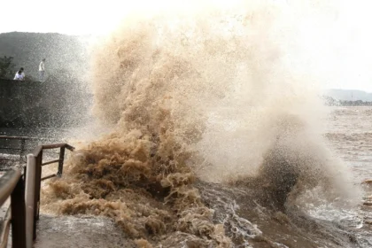 Topan Bavi memaksa lebih dari 1,7 juta warga China mengungsi, memicu pembatalan penerbangan, penghentian kereta cepat, dan banjir di Asia Timur.