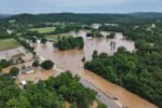 Banjir dahsyat di Missouri menewaskan satu perempuan, memicu evakuasi lebih dari 200 anak dengan helikopter Black Hawk, serta membuat otoritas menetapkan status darurat akibat cuaca ekstrem.