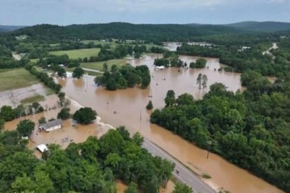 Banjir dahsyat di Missouri menelan satu korban jiwa, memicu evakuasi lebih dari 200 anak dengan helikopter Black Hawk, serta membuat otoritas menetapkan status darurat akibat cuaca ekstrem. (Foto: AP)