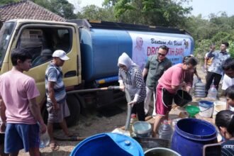 Putih Sari menyalurkan bantuan 24.000 liter air bersih kepada warga terdampak kekeringan di Kabupaten Bekasi untuk memenuhi kebutuhan sehari-hari selama musim kemarau.