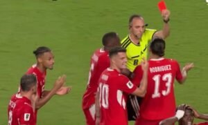 Aturan baru FIFA langsung memicu kontroversi setelah VAR mengubah keputusan wasit dan membuat Breel Embolo menerima kartu merah saat Argentina menghadapi Swiss.
