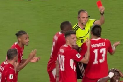 Aturan baru FIFA langsung memicu kontroversi setelah VAR mengubah keputusan wasit dan membuat Breel Embolo menerima kartu merah saat Argentina menghadapi Swiss.