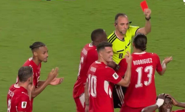 Aturan baru FIFA langsung memicu kontroversi setelah VAR mengubah keputusan wasit dan membuat Breel Embolo menerima kartu merah saat Argentina menghadapi Swiss.