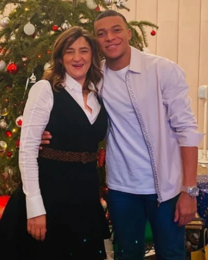 Jejak Orang Tua Mbappe, Keluarga yang Membentuk Sang Bintang Dunia 12 Jejak Orang Tua Mbappe, Keluarga yang Membentuk Sang Bintang Dunia