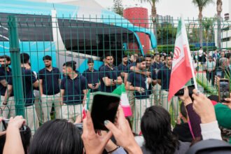 Ratusan warga Tijuana mengantar kepulangan Timnas Iran dengan penuh haru setelah Team Melli tersingkir dari Piala Dunia 2026, menghadirkan kisah persaudaraan yang melampaui sepak bola.