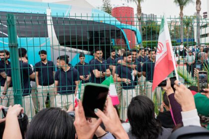 Ratusan warga Tijuana mengantar kepulangan Timnas Iran dengan penuh haru setelah Team Melli tersingkir dari Piala Dunia 2026, menghadirkan kisah persaudaraan yang melampaui sepak bola.
