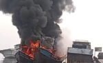 Tiga kapal kayu terbakar di Dermaga Muara Angke, Jakarta Utara, Minggu pagi. Sebanyak 12 unit damkar dan 65 personel diterjunkan memadamkan api.