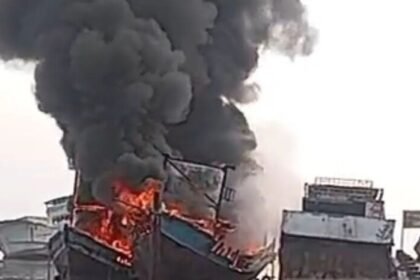 Tiga kapal kayu terbakar di Dermaga Muara Angke, Jakarta Utara, Minggu pagi. Sebanyak 12 unit damkar dan 65 personel diterjunkan memadamkan api.