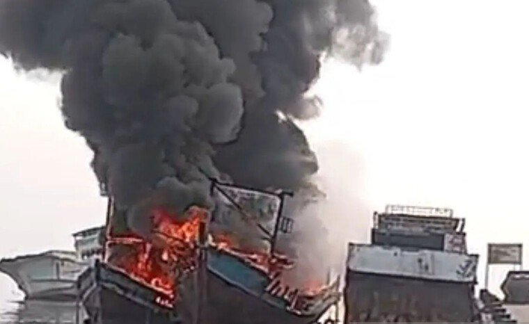 Tiga kapal kayu terbakar di Dermaga Muara Angke, Jakarta Utara, Minggu pagi. Sebanyak 12 unit damkar dan 65 personel diterjunkan memadamkan api.