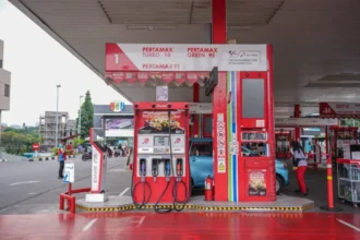 Harga BBM nonsubsidi Pertamina turun mulai 1 Juli 2026. Pertamax Turbo, Pertamina Dex, Dexlite, dan Avtur mengalami penurunan harga setelah evaluasi berkala mengikuti dinamika harga minyak dunia.
