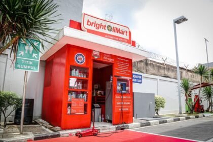Pertamina Retail memperluas layanan SPBU COCO dengan pengisian nitrogen di Bright Olimart untuk membantu menjaga tekanan ban tetap ideal dan meningkatkan keselamatan berkendara.