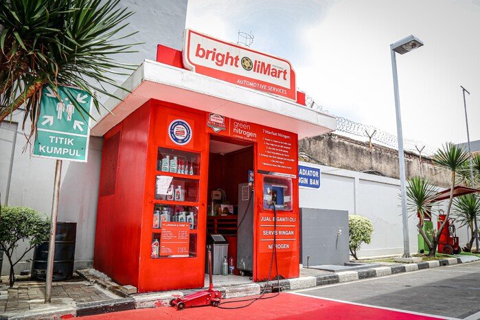 Pertamina Retail memperluas layanan SPBU COCO dengan pengisian nitrogen di Bright Olimart untuk membantu menjaga tekanan ban tetap ideal dan meningkatkan keselamatan berkendara.
