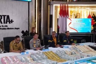 Polda Metro Jaya telah memeriksa 15 saksi dalam penyidikan tiga kasus dugaan korupsi bersama Kortastipidkor Polri, sementara penetapan tersangka masih menunggu kelengkapan alat bukti.