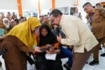 Muhammad Qodari meninjau langsung layanan Digitalisasi Perlinsos di Surabaya yang mengintegrasikan verifikasi biometrik dan data lintas kementerian untuk mempercepat penyaluran bansos.