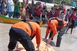 Tim SAR Gabungan mengevakuasi satu jenazah yang diduga korban tenggelamnya KM Nurul Salsa dari sekitar Pulau Matallang, Kepulauan Sabalana.
