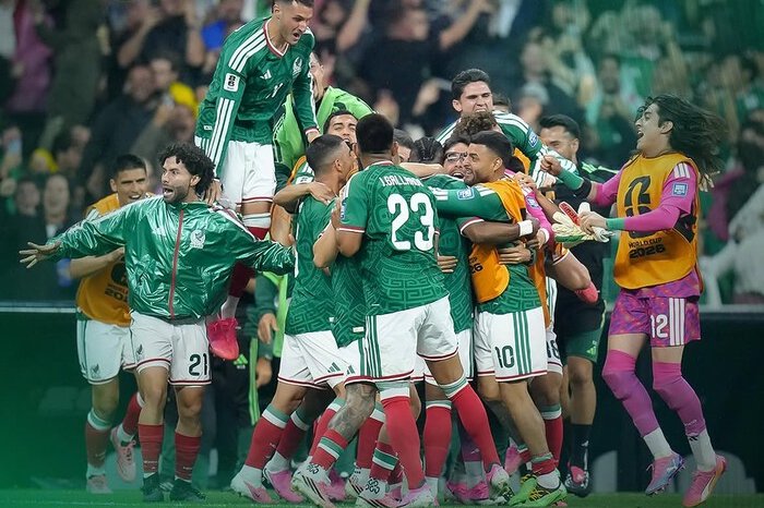 Julian Quinones tampil sebagai bintang kemenangan Meksiko setelah mencetak satu gol dan satu assist saat El Tri menyingkirkan Ekuador 2-0 untuk memastikan tiket ke babak 16 besar Piala Dunia 2026.