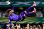 Guillermo Ochoa diprediksi kembali memulai laga dari bangku cadangan saat Meksiko menghadapi Ekuador pada babak 32 besar Piala Dunia 2026, sementara Raul Rangel tetap dipercaya sebagai kiper utama.