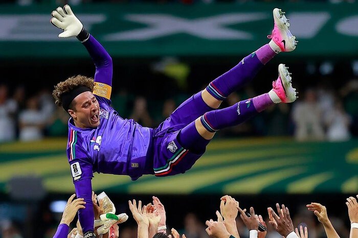 Guillermo Ochoa diprediksi kembali memulai laga dari bangku cadangan saat Meksiko menghadapi Ekuador pada babak 32 besar Piala Dunia 2026, sementara Raul Rangel tetap dipercaya sebagai kiper utama.