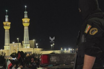 Amerika Serikat melancarkan serangan ke Iran setelah kapal kontainer diserang di Selat Hormuz, memicu serangan balasan ke Bahrain, Qatar, dan UEA.