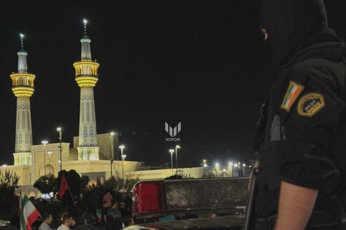 Amerika Serikat melancarkan serangan ke Iran setelah kapal kontainer diserang di Selat Hormuz, memicu serangan balasan ke Bahrain, Qatar, dan UEA.
