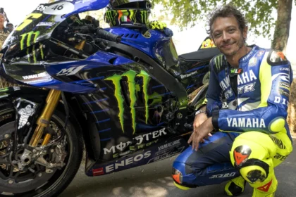 Emosional, Valentino Rossi Kembali Tunggangi Yamaha YZR-M1 Setelah 5 Tahun Pensiun