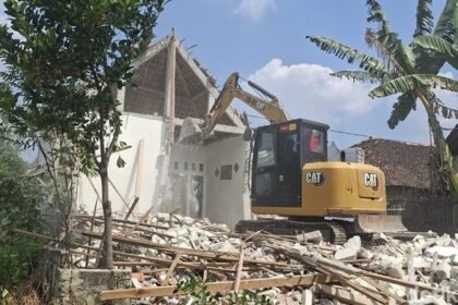 Wanita Pekerja Migran Robohkan Rumah Megah Hasil Nabung, Gara-gara Suami Diduga Selingkuh