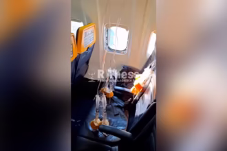 Jendela Pesawat Ryanair Copot, Tubuh Penumpang Nyaris Tersedot Keluar Kabin