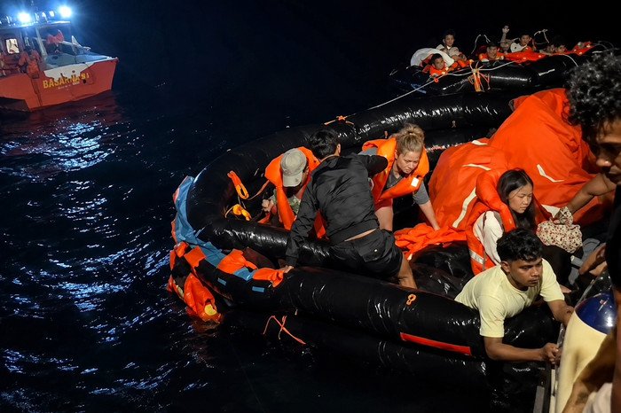 Seluruh 45 penumpang dan awak Kapal Sukha Sail berhasil diselamatkan setelah kapal wisata tenggelam akibat gelombang tinggi di perairan Bima.