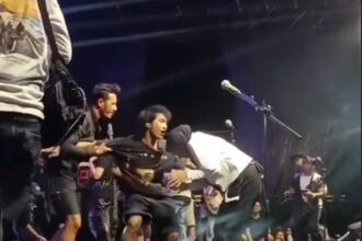 Lagi Asyik Nyanyi, Tantri 'Kotak' Kaget Tiba-tiba Dipeluk Penonton Misterius di Panggung