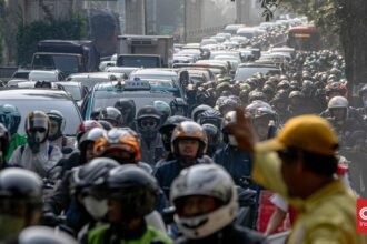Sopir Main HP, Truk Crane Hantam JPO Tendean Bikin Jakarta Selatan Macet Total Hingga Malam