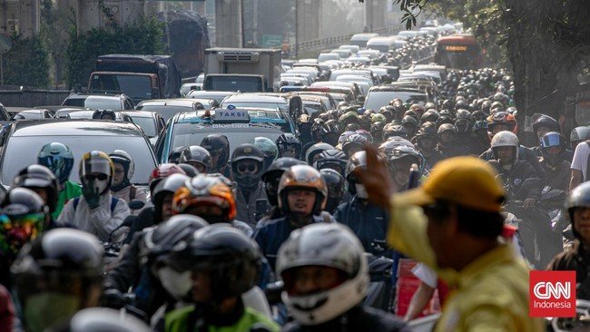 Sopir Main HP, Truk Crane Hantam JPO Tendean Bikin Jakarta Selatan Macet Total Hingga Malam