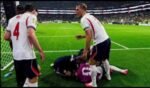 Kemenangan dramatis Inggris atas Meksiko di Piala Dunia dibayangi cedera serius Jordan Henderson yang harus dilarikan ke rumah sakit usai selebrasi.