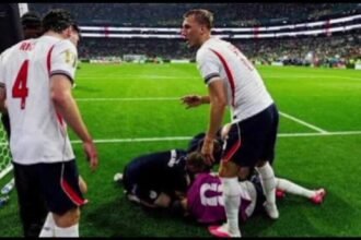 Kemenangan dramatis Inggris atas Meksiko di Piala Dunia dibayangi cedera serius Jordan Henderson yang harus dilarikan ke rumah sakit usai selebrasi.