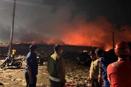 Memasuki Hari Ke-4, TPA Jatiwaringin Tangerang Masih Berasap, 50 Personel Damkar Siaga 24 Jam
