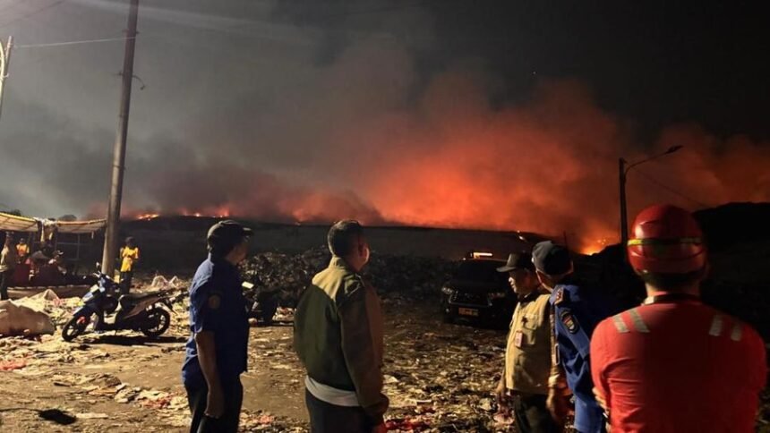 Memasuki Hari Ke-4, TPA Jatiwaringin Tangerang Masih Berasap, 50 Personel Damkar Siaga 24 Jam